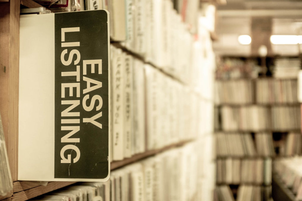 kirjahylly jonka osiossa lukee "easy listening"